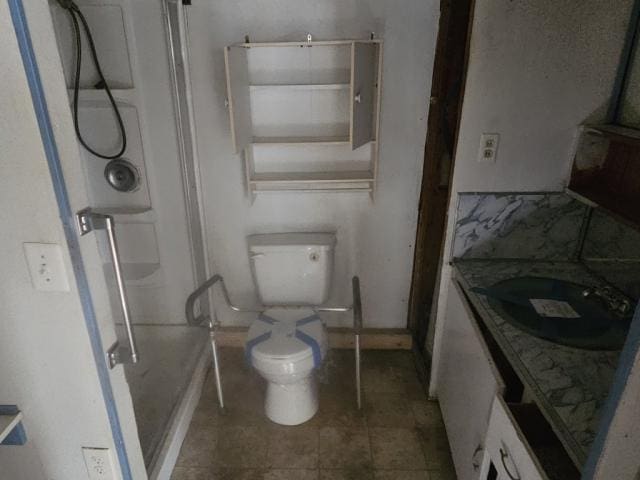 bathroom with a shower, vanity, and toilet