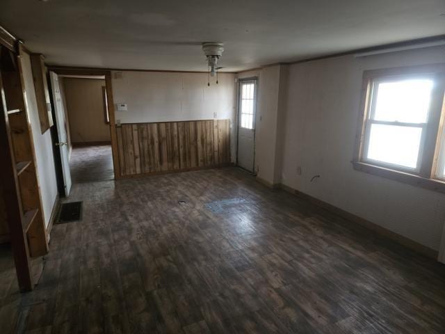 empty room featuring dark hardwood / wood-style floors and ceiling fan