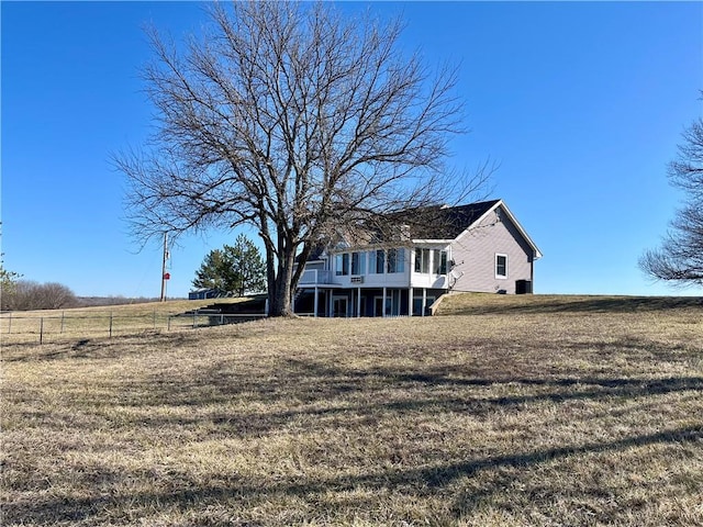 view of front of home featuring a front lawn and fence