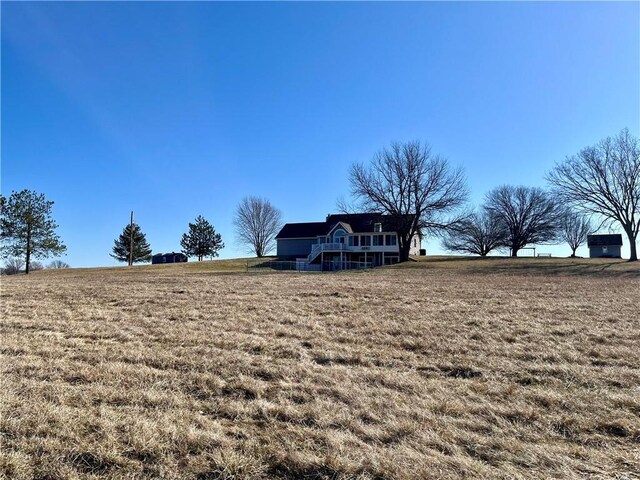 view of yard featuring a rural view