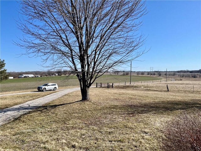 view of yard featuring a rural view