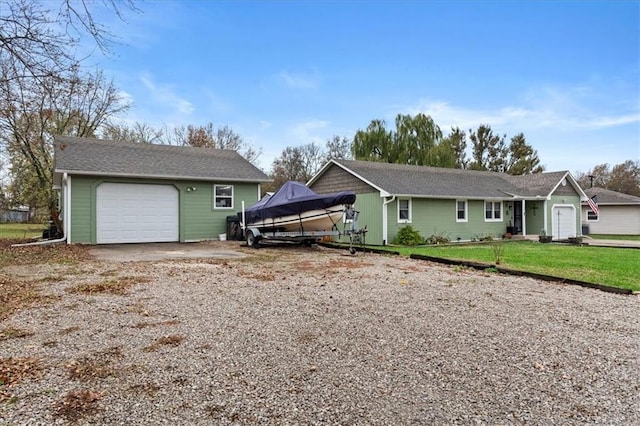 view of front facade featuring a garage and a front yard