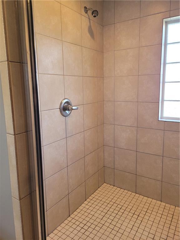 bathroom featuring tiled shower