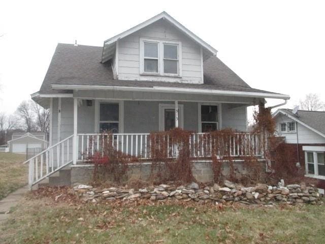 bungalow-style house with covered porch