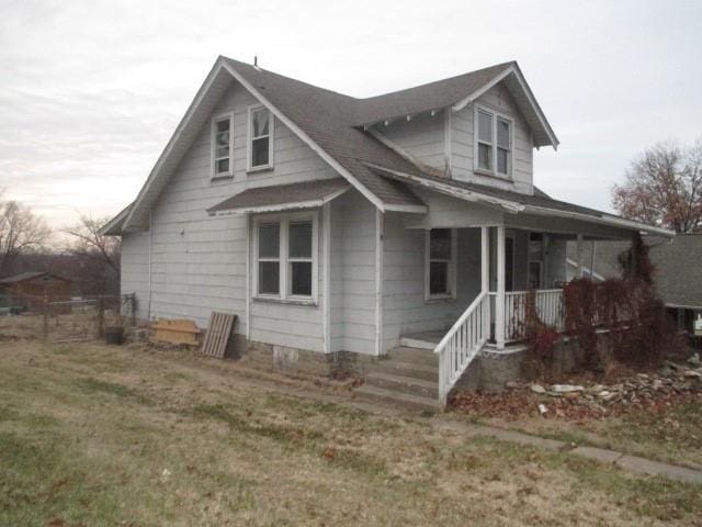 view of front facade featuring a front yard and a porch