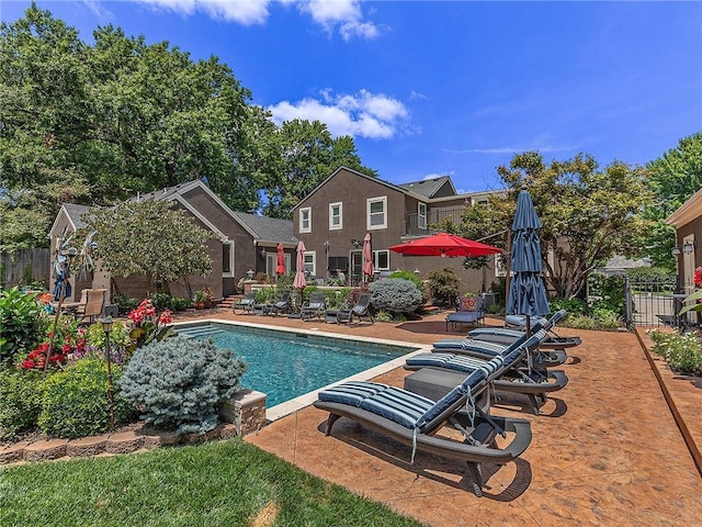 821 W 54th Ter, Kansas City, MO 64112 - view of swimming pool with a patio