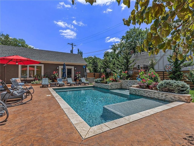 821 W 54th Ter, Kansas City, MO 64112 - view of swimming pool with a patio area