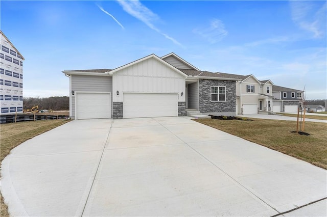 view of front of property featuring a front yard