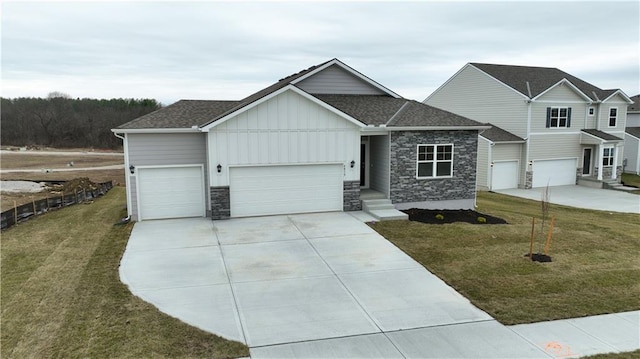 view of front of property featuring a front yard