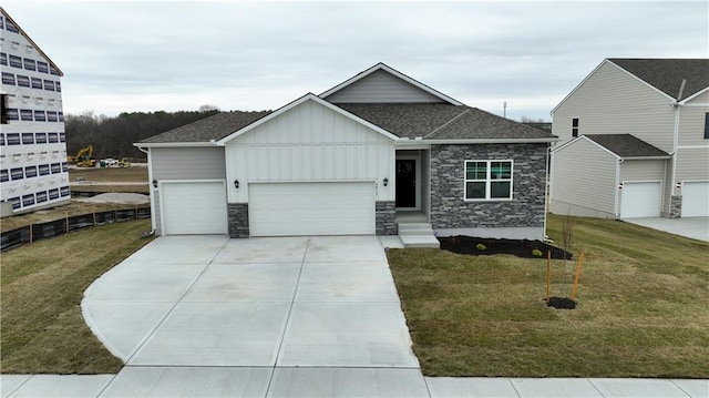 view of front facade featuring a front yard and a garage