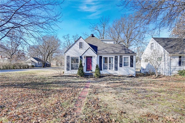 view of front of property featuring a front yard