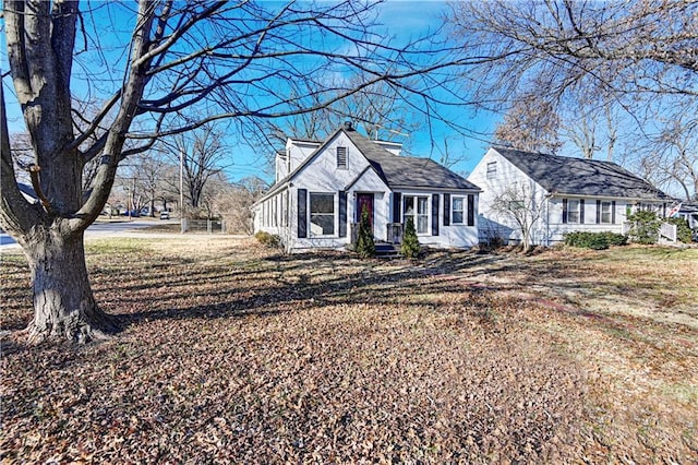 view of front of home featuring a front yard