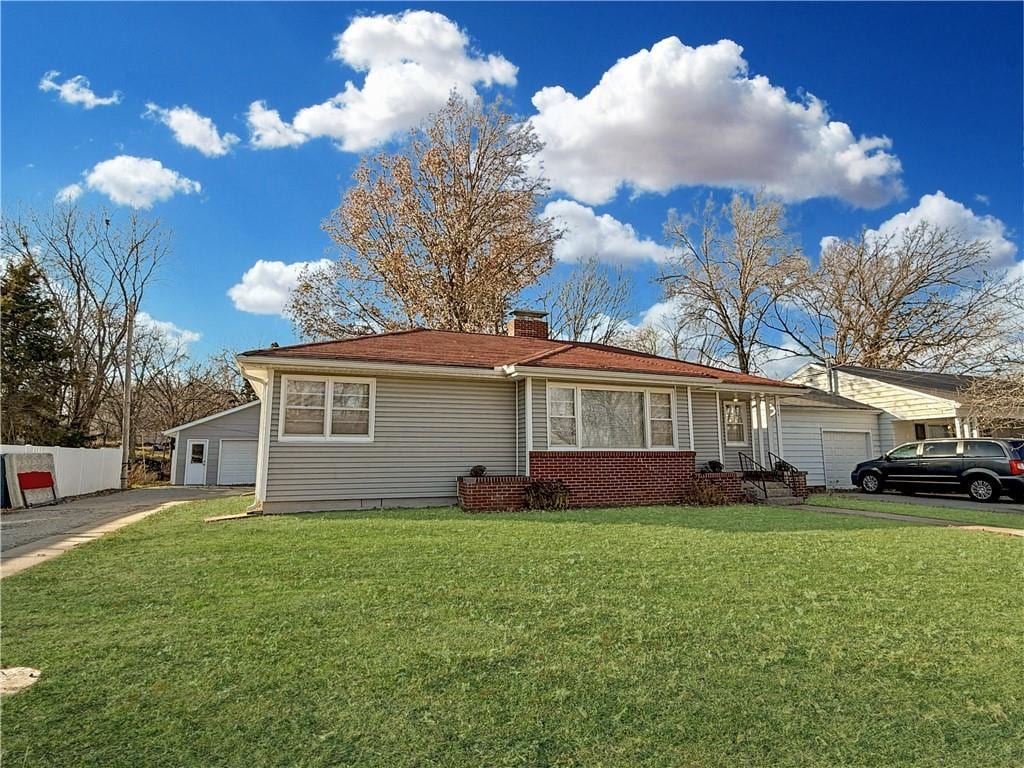 ranch-style house featuring a front lawn