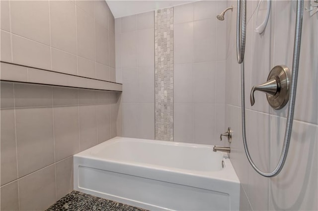 bathroom featuring tiled shower / bath combo