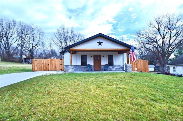 view of front of property featuring covered porch and a front yard