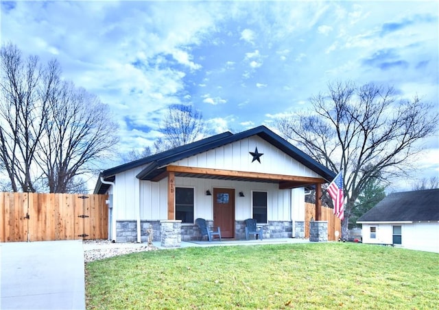 view of front of house featuring a porch and a front yard