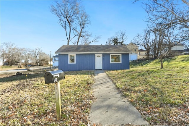 view of front of home featuring a front lawn