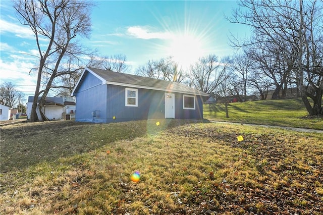 ranch-style house featuring a front lawn