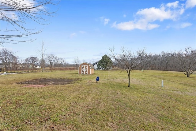 view of yard featuring a rural view and a shed