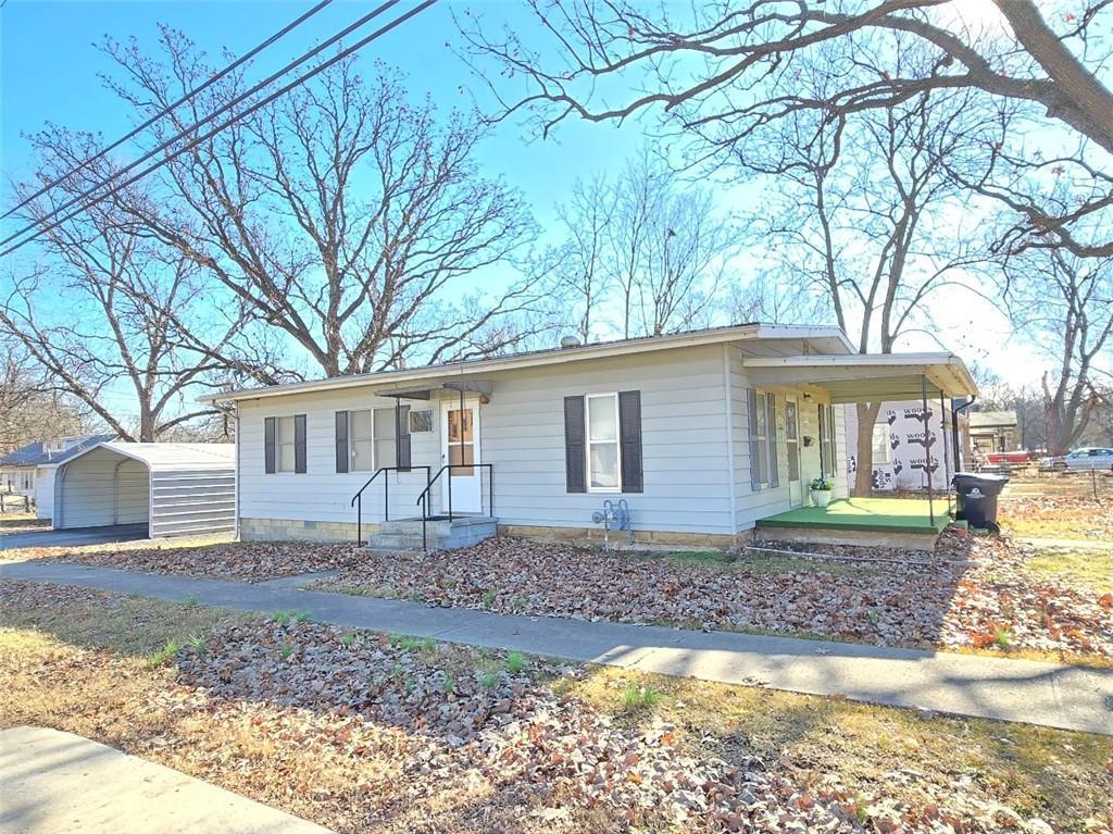 view of front of house featuring a carport