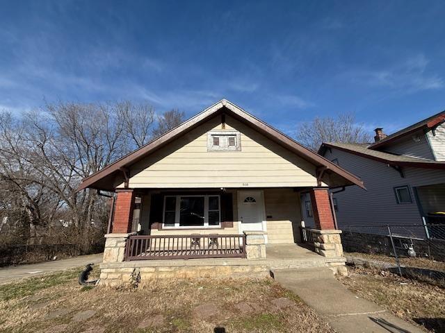 1538 E 50th Ter, Kansas City, MO 64110 - view of front facade with a porch