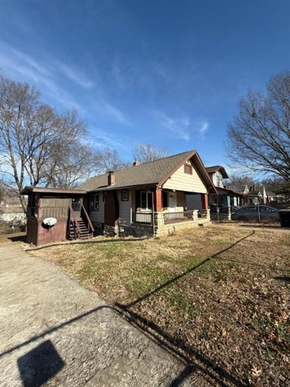 view of front facade featuring covered porch and a front yard