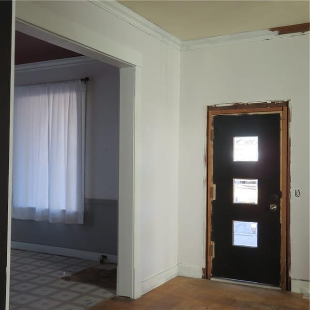 foyer entrance featuring baseboards and ornamental molding