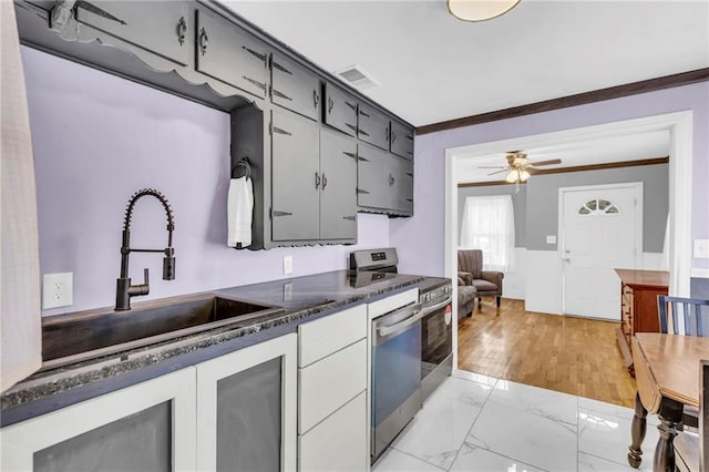 kitchen featuring crown molding, sink, ceiling fan, gray cabinets, and appliances with stainless steel finishes