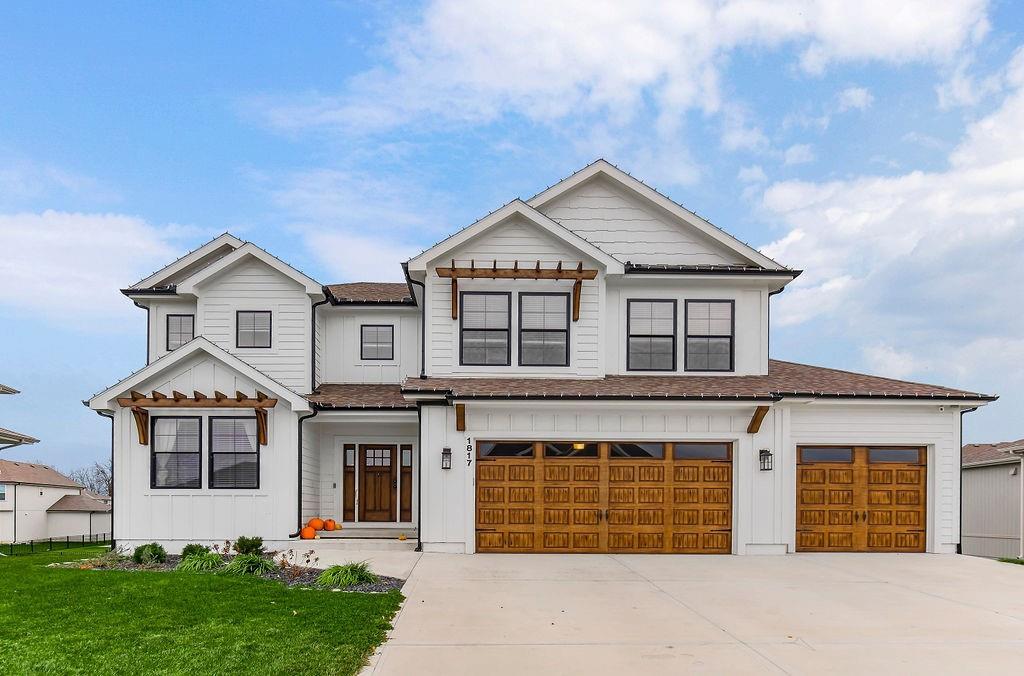 view of front facade featuring a garage and a front lawn