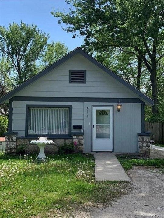 view of front of property featuring a porch