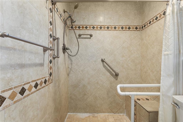 bathroom featuring a shower with shower curtain