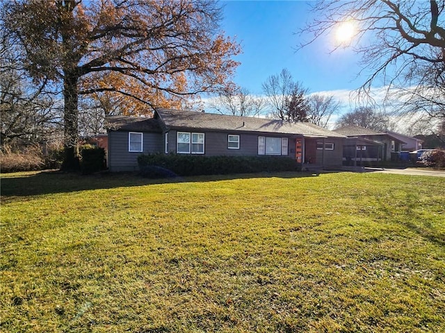 ranch-style house featuring a front yard