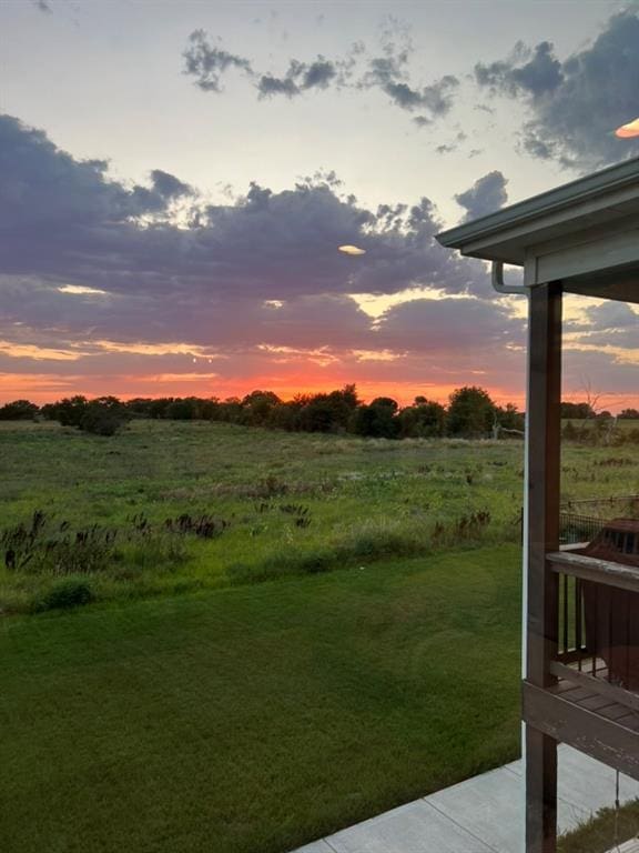 view of yard at dusk