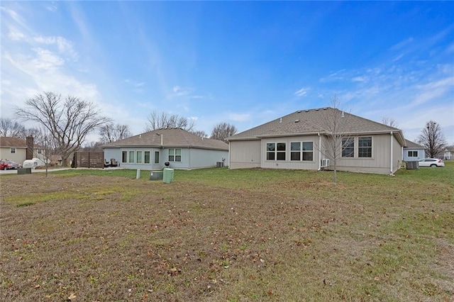 back of house featuring a yard