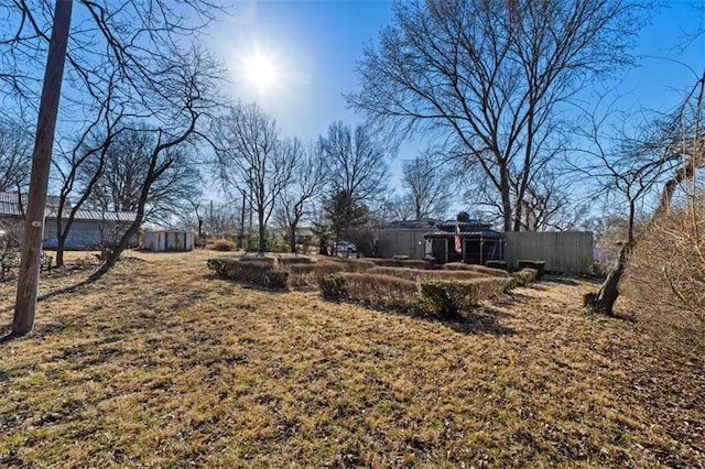 view of yard featuring an outdoor structure