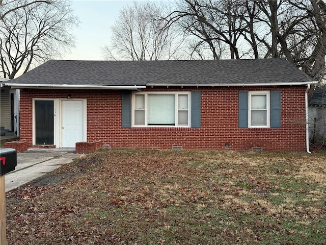 view of front of property featuring a front yard