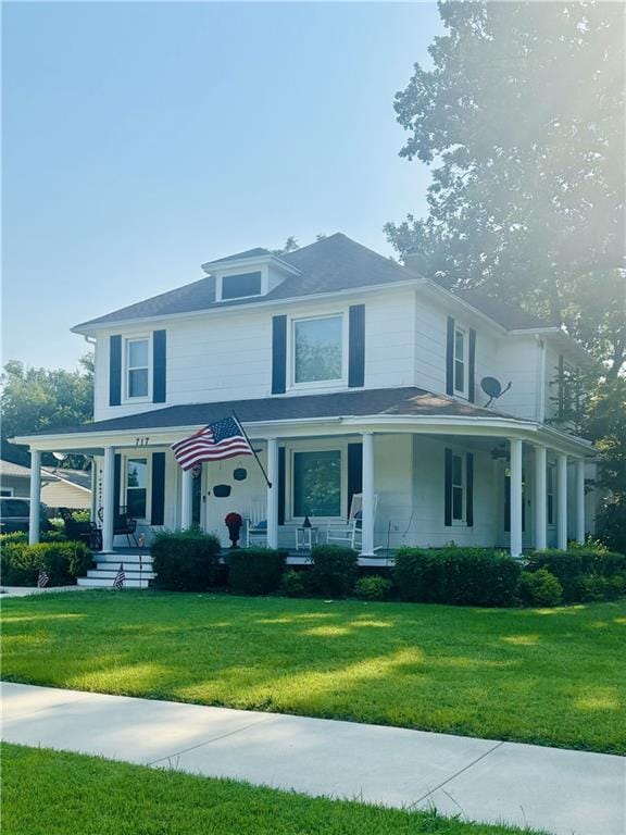 view of front of property featuring a front lawn and covered porch