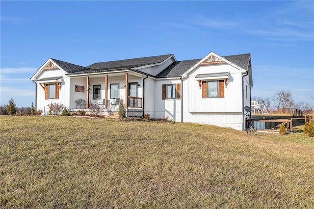 view of front of house with a front lawn