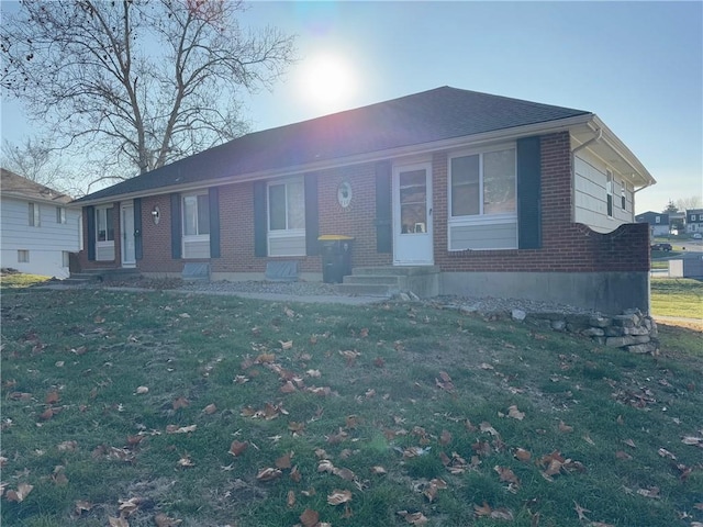 view of front of property featuring a front yard