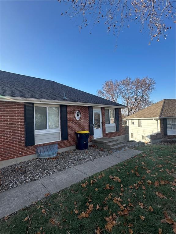 view of front facade with a front yard