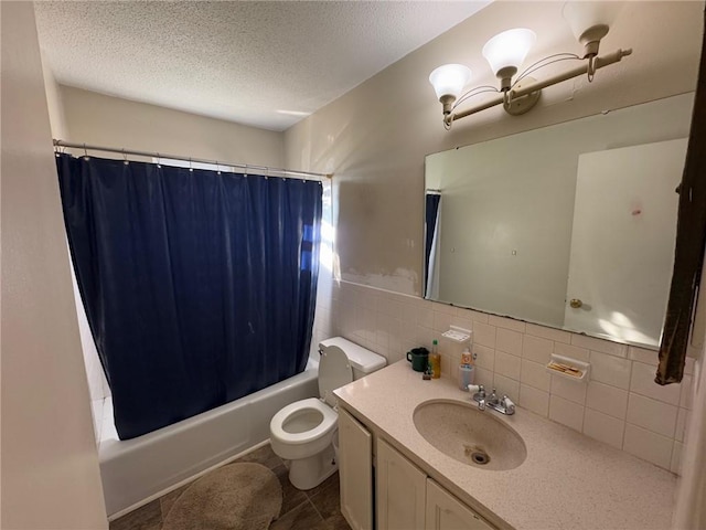 full bathroom featuring shower / tub combo with curtain, a chandelier, vanity, a textured ceiling, and toilet