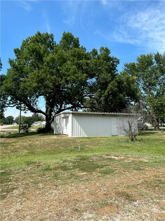 view of yard featuring an outdoor structure