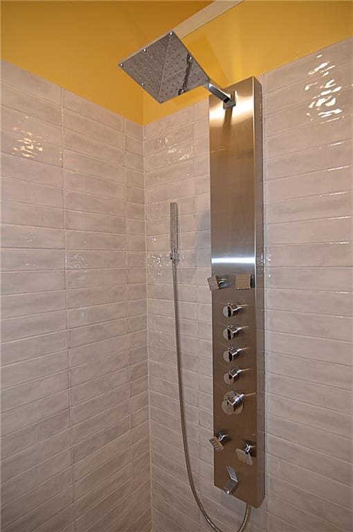 room details featuring tiled shower