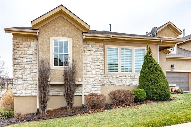 view of side of property featuring a yard