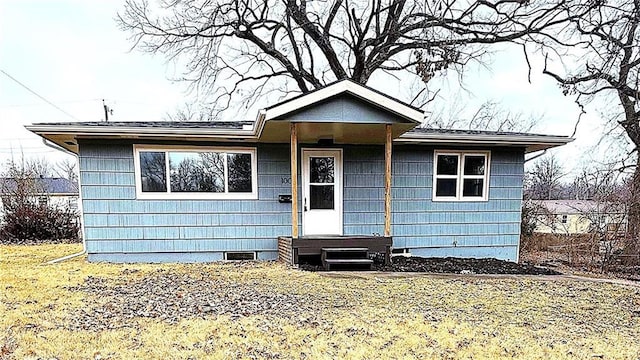 view of front of property featuring a front lawn