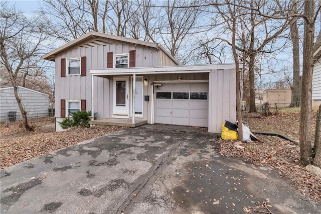 view of front facade with a garage