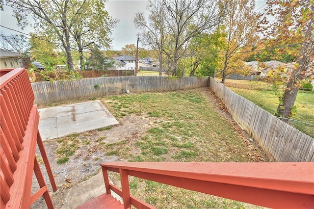 view of yard featuring a patio area