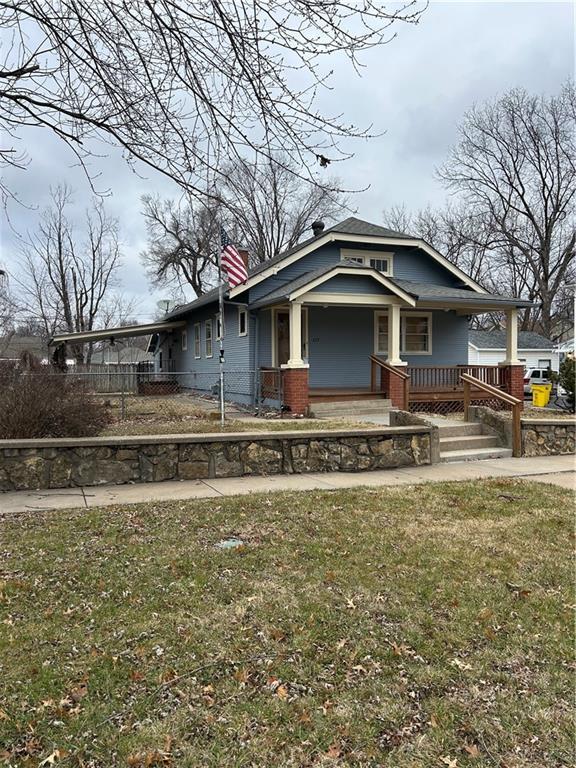 view of front facade with covered porch and a front yard