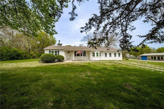 view of front facade featuring a front lawn