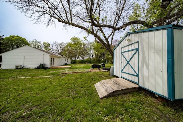 view of yard featuring a shed